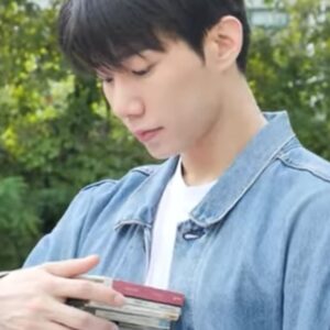 Son Woo-hyeon Instagram - -
2024甲辰年
복 많이 받으세요🙋🏻‍♂️