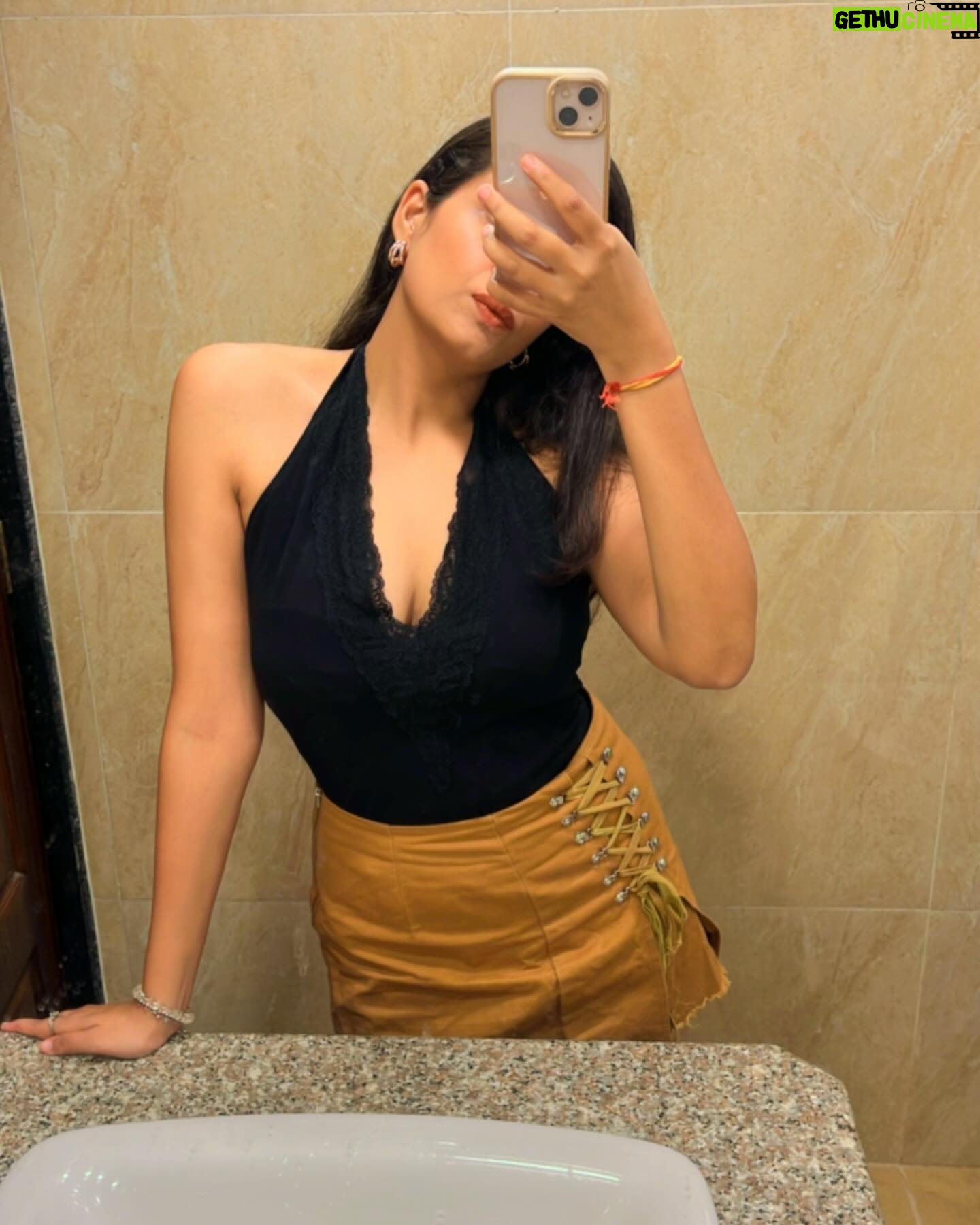 Sonali Sudan - 430 Likes - Mirror Selfie Dump 🥂
#goadiaries