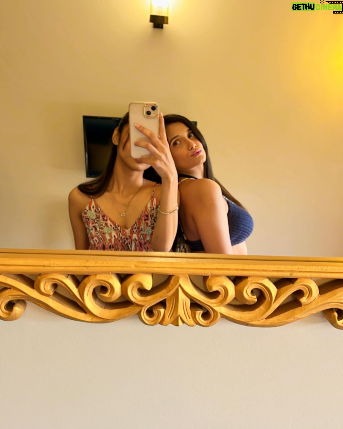Sonali Sudan - 430 Likes - Mirror Selfie Dump 🥂
#goadiaries