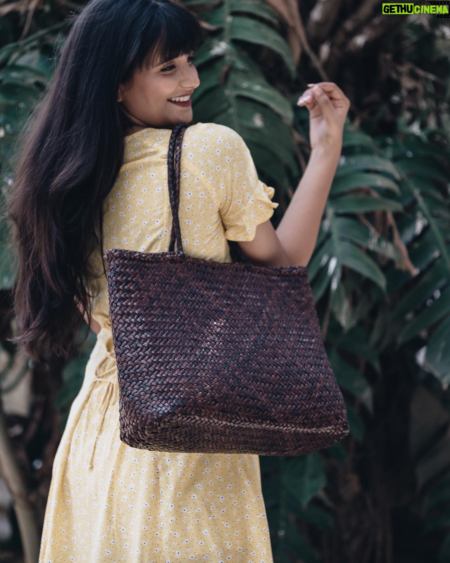 Sonali Sudan - 482 Likes - “A smile doesn’t cost a cent, but draws a lot of interest.”
.
.
.
#smile #pose