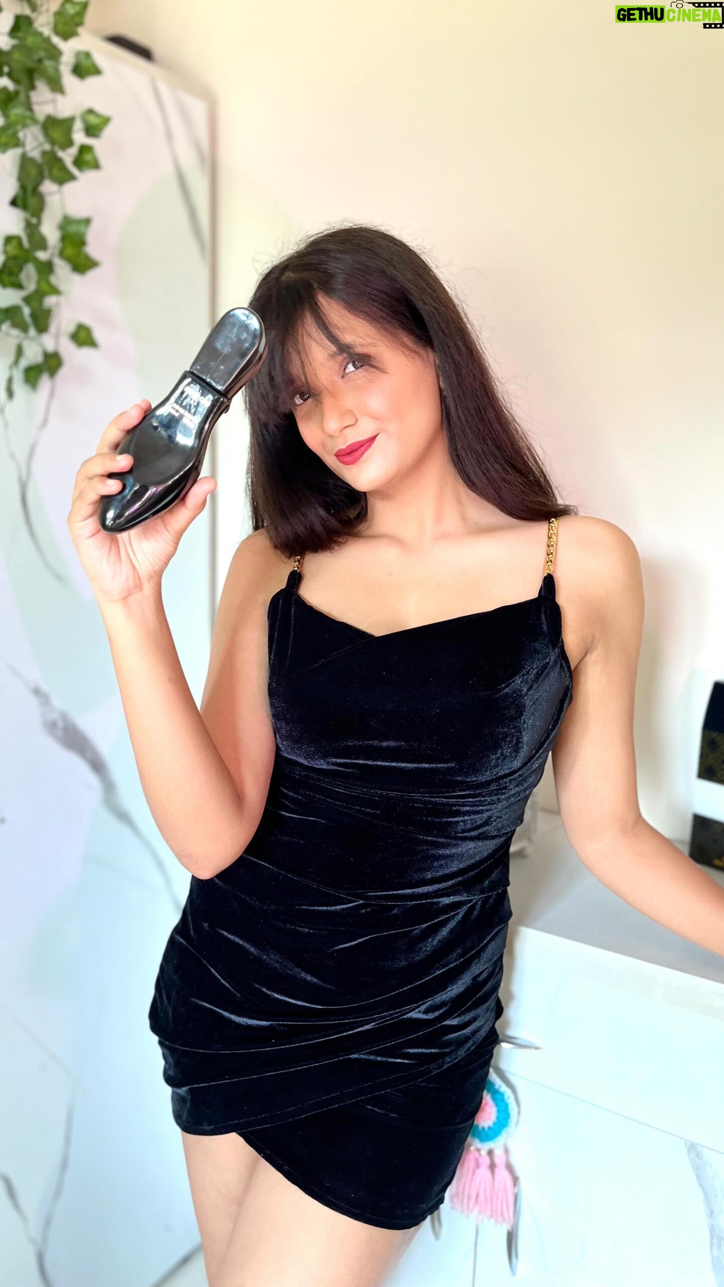 Sonali Sudan - 512 Likes - Little black dress X Party Girl = Deadly Combo 🔥
My current favourite fragrance by @lafrenchperfumes 🫶🏻
.
.
#ad #collab #perfume #fragrance #littleblackdress #partygirl #indianblogger #influencer #jisoo #flower #kpop #blackpink