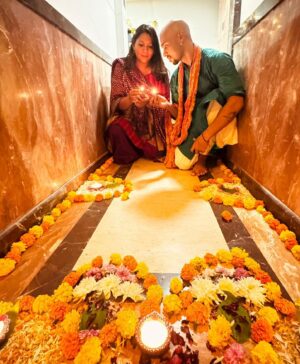 Sonam Nair Instagram - Puja at most gharelu boy @ishaannair7’s house 💕✨🪔 @knowndeeknee