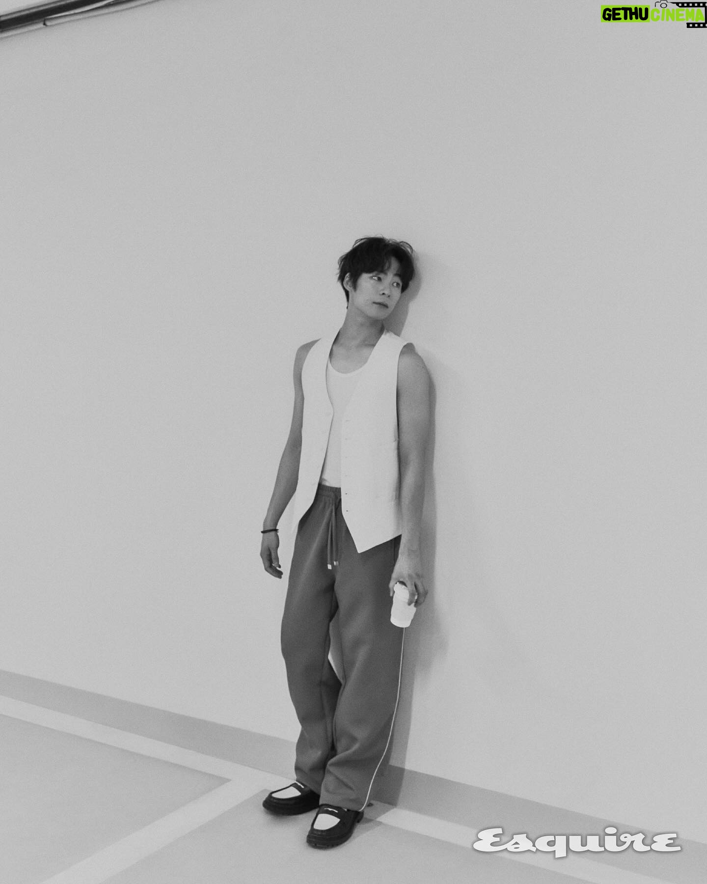 Song Geon-hee - 679.8K Likes - @esquire.korea 🖤