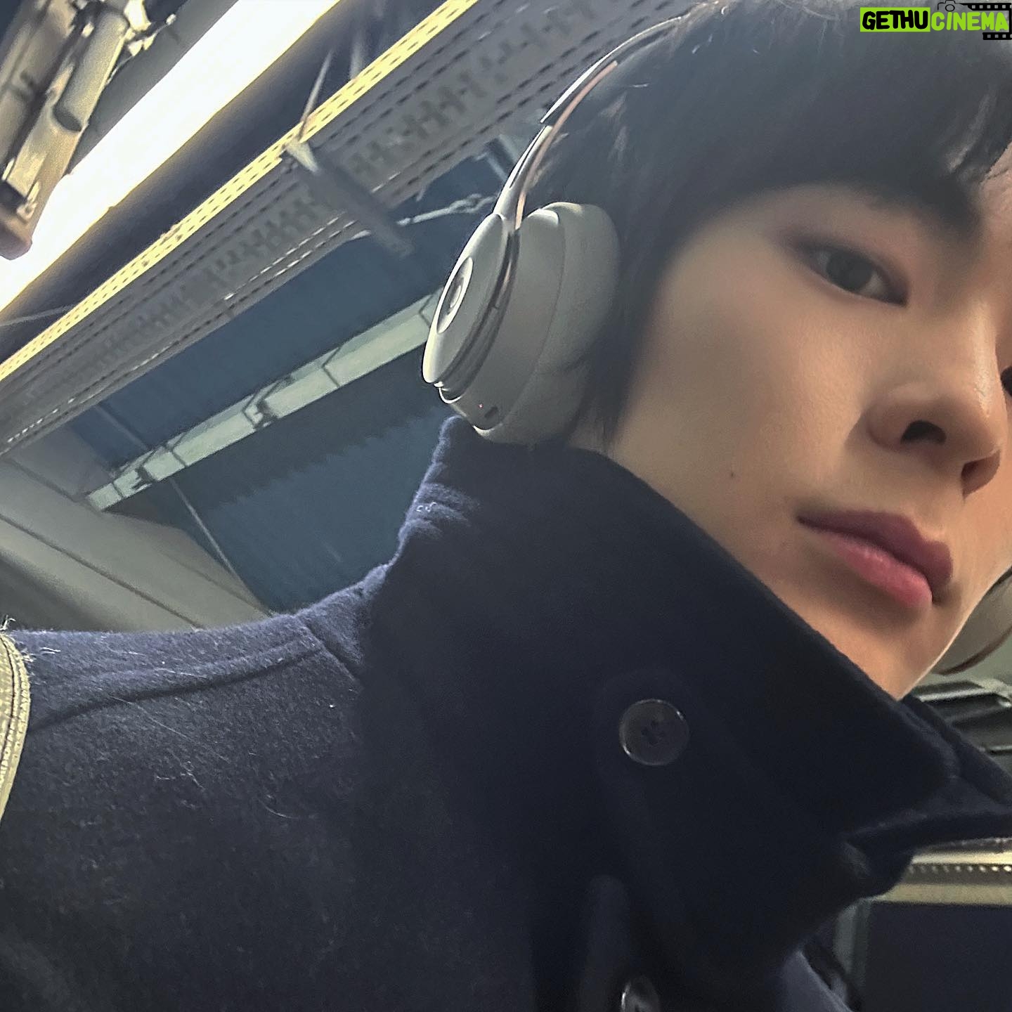 Song Geon-hee - 147K Likes - 겨울 오지마