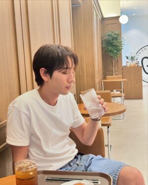 Song Ji-ho Instagram - 장마
🌧️
☔️