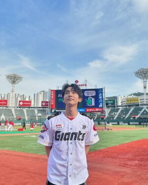 Song Ji-ho Instagram - 롯데 자이언츠 영광스러운 시구⚾️ 
19년도에 이어 이번에도 승리요정이 되었습니다✌🏻
십 대 때부터 직관으로 멀리서만 보던 전준우 선수님께서 직접 사인볼도 주시고 사진도 찍어주셔서 벅찼습니다. 또 시구 연습 코칭해주신 스윗한 최항 선수님께도 감사드립니다. 모든 롯데 선수분들께 멋진 경기 보여주셔서 진심으로 감사했습니다❤️
‘19 / ’24 승요🏆
#롯데자이언츠 #승리요정 #시구