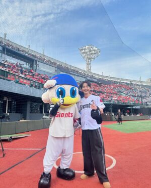 Song Ji-ho Instagram - 롯데 자이언츠 영광스러운 시구⚾️ 
19년도에 이어 이번에도 승리요정이 되었습니다✌🏻
십 대 때부터 직관으로 멀리서만 보던 전준우 선수님께서 직접 사인볼도 주시고 사진도 찍어주셔서 벅찼습니다. 또 시구 연습 코칭해주신 스윗한 최항 선수님께도 감사드립니다. 모든 롯데 선수분들께 멋진 경기 보여주셔서 진심으로 감사했습니다❤️
‘19 / ’24 승요🏆
#롯데자이언츠 #승리요정 #시구