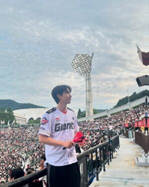 Song Ji-ho Instagram - 롯데 자이언츠 영광스러운 시구⚾️ 
19년도에 이어 이번에도 승리요정이 되었습니다✌🏻
십 대 때부터 직관으로 멀리서만 보던 전준우 선수님께서 직접 사인볼도 주시고 사진도 찍어주셔서 벅찼습니다. 또 시구 연습 코칭해주신 스윗한 최항 선수님께도 감사드립니다. 모든 롯데 선수분들께 멋진 경기 보여주셔서 진심으로 감사했습니다❤️
‘19 / ’24 승요🏆
#롯데자이언츠 #승리요정 #시구