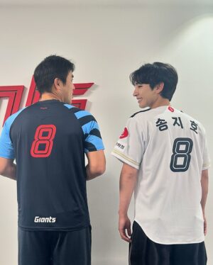 Song Ji-ho Instagram - 롯데 자이언츠 영광스러운 시구⚾️ 
19년도에 이어 이번에도 승리요정이 되었습니다✌🏻
십 대 때부터 직관으로 멀리서만 보던 전준우 선수님께서 직접 사인볼도 주시고 사진도 찍어주셔서 벅찼습니다. 또 시구 연습 코칭해주신 스윗한 최항 선수님께도 감사드립니다. 모든 롯데 선수분들께 멋진 경기 보여주셔서 진심으로 감사했습니다❤️
‘19 / ’24 승요🏆
#롯데자이언츠 #승리요정 #시구