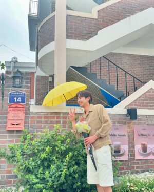 Song Ji-ho Instagram - 얼마 전 금비디오&DVD, 솔이집, 선재집, 화홍마트 다녀왔습니다🌞 가기 전엔 부끄러웠는데 막상 갔다 오니 너무 좋았네요 ㅎㅎ 작품이 끝나고 촬영지를 찾아가 보긴 이번에 처음이네요. 
혹여 사진 찍는 분들께 피해가 되지 않을까 평일 조용한 시간에 다녀왔습니다. 그래도 알아봐 주시고 꽃 선물도 해주시고 따뜻한 하루 였습니다💛 
막상 #선재업고튀어 가 종영하니 제가 진정한 수범이었습니다 감사합니다🙏🏻

#드라마 #티빙 #tvn #선재업고튀어 #선업튀