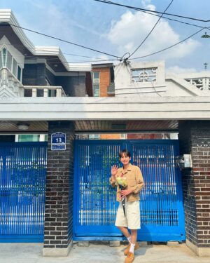 Song Ji-ho Instagram - 얼마 전 금비디오&DVD, 솔이집, 선재집, 화홍마트 다녀왔습니다🌞 가기 전엔 부끄러웠는데 막상 갔다 오니 너무 좋았네요 ㅎㅎ 작품이 끝나고 촬영지를 찾아가 보긴 이번에 처음이네요. 
혹여 사진 찍는 분들께 피해가 되지 않을까 평일 조용한 시간에 다녀왔습니다. 그래도 알아봐 주시고 꽃 선물도 해주시고 따뜻한 하루 였습니다💛 
막상 #선재업고튀어 가 종영하니 제가 진정한 수범이었습니다 감사합니다🙏🏻

#드라마 #티빙 #tvn #선재업고튀어 #선업튀
