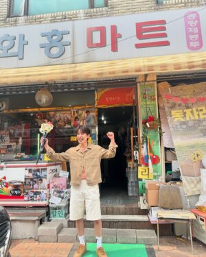 Song Ji-ho Instagram - 얼마 전 금비디오&DVD, 솔이집, 선재집, 화홍마트 다녀왔습니다🌞 가기 전엔 부끄러웠는데 막상 갔다 오니 너무 좋았네요 ㅎㅎ 작품이 끝나고 촬영지를 찾아가 보긴 이번에 처음이네요. 
혹여 사진 찍는 분들께 피해가 되지 않을까 평일 조용한 시간에 다녀왔습니다. 그래도 알아봐 주시고 꽃 선물도 해주시고 따뜻한 하루 였습니다💛 
막상 #선재업고튀어 가 종영하니 제가 진정한 수범이었습니다 감사합니다🙏🏻

#드라마 #티빙 #tvn #선재업고튀어 #선업튀