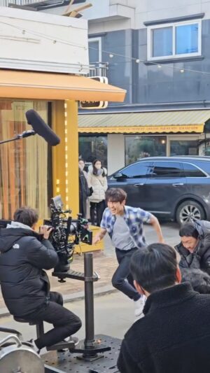 Song Ji-ho Instagram - 수범이분들이 흥미로워하시는 실제 촬영 현장인데요 ㅎㅎ 날은 추웠지만 “액션!” 하는 순간 추운지 더운지 못 느끼고 촬영에 임하게 되는 거 같습니다! 화면에선 빨리 달리는 거처럼 보이지만 실제론 카메라와 속도를 맞추려고 완급 조절하며 달렸습니다✌🏻
배우가 현장에 있는 건 정말 축복 입니다🍾 감사합니다💚

#tvn #티빙 #드라마 #선재업고튀어 #선업튀 #lovelyrunner