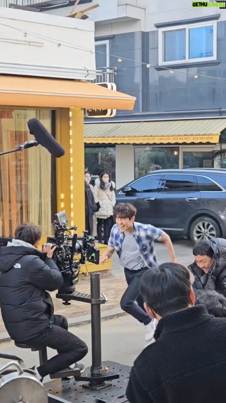 Song Ji-ho - 510.5K Likes - 수범이분들이 흥미로워하시는 실제 촬영 현장인데요 ㅎㅎ 날은 추웠지만 “액션!” 하는 순간 추운지 더운지 못 느끼고 촬영에 임하게 되는 거 같습니다! 화면에선 빨리 달리는 거처럼 보이지만 실제론 카메라와 속도를 맞추려고 완급 조절하며 달렸습니다✌🏻
배우가 현장에 있는 건 정말 축복 입니다🍾 감사합니다💚
#tvn #티빙 #드라마 #선재업고튀어 #선업튀 #lovelyrunner