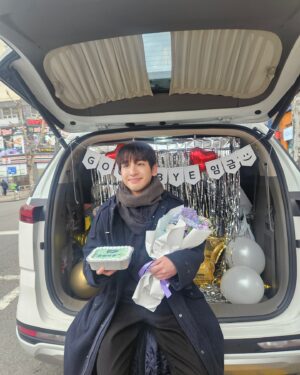 Song Ji-ho Instagram - 선재업고튀어 를 사랑해주셔서 진심으로 감사드립니다🙏🏻 
이렇게 뜨거운 관심과 사랑을 받는 작품에 참여하게 되어 영광이고 행운이었습니다. 믿고 캐스팅 해주신 윤종호 감독님, 김태엽 감독님 감사드리고 #선재업고튀어를 세상에 꺼내주신 작가님 감사합니다. 이하 모든 스텝분들 진심으로 고생많으셨습니다!! 그리고 훌륭한 선후배 동료분들께도 감사하다고 전하고 싶습니다! 수고하셨습니다👏🏻👏🏻👏🏻
#선재업고튀어 #lovelyrunner #tvn #변우석 #김혜윤 #송건희 #이승협 #서혜원 #성병숙 #정영주 #김원해 #송지호 
(저를 위해 밤낮없이 서포트 해주시는 @inyeon_ent 그리고 아영매니저님 고마워요💛)