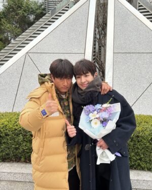 Song Ji-ho Instagram - 선재업고튀어 를 사랑해주셔서 진심으로 감사드립니다🙏🏻 
이렇게 뜨거운 관심과 사랑을 받는 작품에 참여하게 되어 영광이고 행운이었습니다. 믿고 캐스팅 해주신 윤종호 감독님, 김태엽 감독님 감사드리고 #선재업고튀어를 세상에 꺼내주신 작가님 감사합니다. 이하 모든 스텝분들 진심으로 고생많으셨습니다!! 그리고 훌륭한 선후배 동료분들께도 감사하다고 전하고 싶습니다! 수고하셨습니다👏🏻👏🏻👏🏻
#선재업고튀어 #lovelyrunner #tvn #변우석 #김혜윤 #송건희 #이승협 #서혜원 #성병숙 #정영주 #김원해 #송지호 
(저를 위해 밤낮없이 서포트 해주시는 @inyeon_ent 그리고 아영매니저님 고마워요💛)