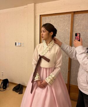 Song Ji-woo Instagram - 단아단아💗
오늘 3,4회 오픈되었어요 ✨

#tving #나는대놓고신데렐라를꿈꾼다 #반단아
