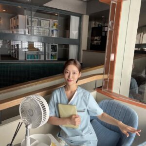Song Ji-woo Instagram - #jtbc #토일10시30분 
#닥터슬럼프 #도혜지 
#doctorslump #netflix #tving

오늘도 본방사수 🩵