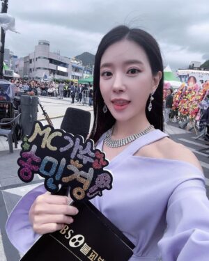 Song Min-gyeong Instagram - 오늘 첫 떨리는 엠씨!!! 💙
너무너무 즐거웠어요~! 여수! 잊지 못할거에요~!
그곳에 계신 한분한분들.. 우리 스님분들...
정이 들어버렸지모야 🫶🏻🫶🏻🫶🏻

너무 애써주신 황재훈부장님  감사합니다!

#BBS 사랑합니다 !
#봉축음악회 #여수불교사암연합회 #향일암 #제19교구본사지리산대화엄사 
#여수불교사암연합회와bbs불교방송이함께하는봉축음악회 
#김혜연 #주병선 #김희재 #은가은 #황윤성 #송민경 #여수 
#mc신고식