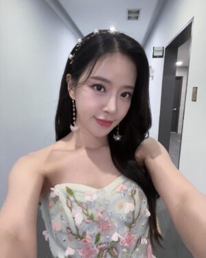 Song Min-gyeong Instagram - 미스코리아 강원 선발대회 🤍
너무너무 눈부셨던 하루 🫣

무대 뒤에서 미코 후보분들을 보는내내,
얼마나 떨릴까 얼마나 힘들게 준비를 많이 했을까..
같이 긴장하면서 지켜보았다

오늘 뵌 모든 분들의 앞날이 찬란하게 빛나길..
후보분들 모두 관객분들 모두 행복한 인생이 기다리고 있길..
간절히 바라면서 무대에 섰다 🤍

사진은 발랄하게!  #발랄민경 #도파민경

#미스코리아 #미스코리아강원 #양양 #송민경