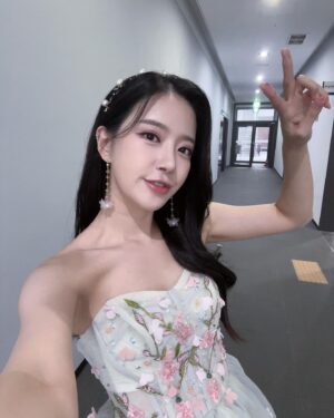 Song Min-gyeong Instagram - 미스코리아 강원 선발대회 🤍
너무너무 눈부셨던 하루 🫣

무대 뒤에서 미코 후보분들을 보는내내,
얼마나 떨릴까 얼마나 힘들게 준비를 많이 했을까..
같이 긴장하면서 지켜보았다

오늘 뵌 모든 분들의 앞날이 찬란하게 빛나길..
후보분들 모두 관객분들 모두 행복한 인생이 기다리고 있길..
간절히 바라면서 무대에 섰다 🤍

사진은 발랄하게!  #발랄민경 #도파민경

#미스코리아 #미스코리아강원 #양양 #송민경