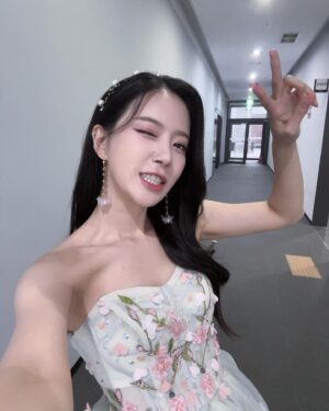 Song Min-gyeong Instagram - 미스코리아 강원 선발대회 🤍
너무너무 눈부셨던 하루 🫣

무대 뒤에서 미코 후보분들을 보는내내,
얼마나 떨릴까 얼마나 힘들게 준비를 많이 했을까..
같이 긴장하면서 지켜보았다

오늘 뵌 모든 분들의 앞날이 찬란하게 빛나길..
후보분들 모두 관객분들 모두 행복한 인생이 기다리고 있길..
간절히 바라면서 무대에 섰다 🤍

사진은 발랄하게!  #발랄민경 #도파민경

#미스코리아 #미스코리아강원 #양양 #송민경