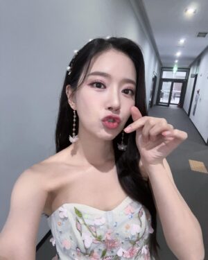 Song Min-gyeong Instagram - 미스코리아 강원 선발대회 🤍
너무너무 눈부셨던 하루 🫣

무대 뒤에서 미코 후보분들을 보는내내,
얼마나 떨릴까 얼마나 힘들게 준비를 많이 했을까..
같이 긴장하면서 지켜보았다

오늘 뵌 모든 분들의 앞날이 찬란하게 빛나길..
후보분들 모두 관객분들 모두 행복한 인생이 기다리고 있길..
간절히 바라면서 무대에 섰다 🤍

사진은 발랄하게!  #발랄민경 #도파민경

#미스코리아 #미스코리아강원 #양양 #송민경