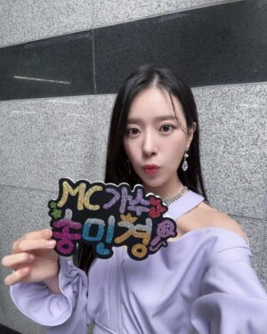 Song Min-gyeong Instagram - 오늘 첫 떨리는 엠씨!!! 💙
너무너무 즐거웠어요~! 여수! 잊지 못할거에요~!
그곳에 계신 한분한분들.. 우리 스님분들...
정이 들어버렸지모야 🫶🏻🫶🏻🫶🏻

너무 애써주신 황재훈부장님  감사합니다!

#BBS 사랑합니다 !
#봉축음악회 #여수불교사암연합회 #향일암 #제19교구본사지리산대화엄사 
#여수불교사암연합회와bbs불교방송이함께하는봉축음악회 
#김혜연 #주병선 #김희재 #은가은 #황윤성 #송민경 #여수 
#mc신고식