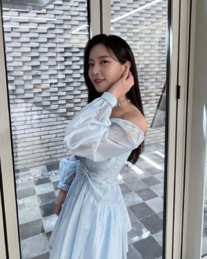Song Min-gyeong Instagram - 💙💙💙💙💙💙💙💙💙
요즘 엠지들은 이렇게 찍는다며 거울샷 🙄

이게 머선 일이고 !!!!! 😱 장이꼬이는 느낌!
여러분 항상 음식조심...
배에 힘 못주고 빡센노래 부르러....... 🤯
어디로 가는 길이게요~~~!

답은 다음에 💙

#스페셜무대 #송민경 #머선일이고 #건강이최고