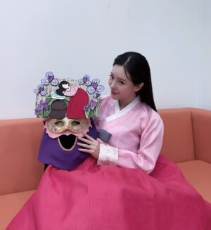 Song Min-gyeong Instagram - 복면가왕 ♥️ 즐겁고 소중한 무대를 또 만들어주셔서
모든분들 너무 감사드려요🙏🏻

“머릿결이 찰랑찰랑” 은 바로 송민경이었습니다 ㅎㅎ
머선일이고~!!!

항상 하는 말이 있어요
평생 여러분들 곁에서 ‘희노애락’을 함께하고
나무의 든든한 큰 밑둥이 되어 
늘 그자리에 어디 안가고 가만~히 있을테니,
웃고싶을때 울고싶을때 저에게 쉬어가시라구요 🌳

그런 “사람” 이 되고 싶습니다
가수건 배우이건 저는 여러분들께 늘 그런 존재가 되고 싶어요
늘 선한 영향력을 끼치고 싶어요

이렇게 한발한발 저도 열심히 나아갈게요
우리 평생 함께해요 🫣

언젠가 세상을 떠날때, 눈감을때
“인생아 고마웠다” 하고 눈감고 싶어서...

제가 좋아하는 노래라 방송에서 꼭 들려드리고 싶었는데
이렇게 빨리 기회가 와서 너무 좋았습니다.
진심을 전해드리고 싶어서 소중히 불러보았는데,
또 몇몇분께 전달이 된것 같아 기분이 좋습니다 ㅎㅎ

행여나 아쉬워 마세요~!
저의 이야기는계속 되니까요 ㅎㅎ

영상은 나중에 공유할게요 !
아직 공식 유투브에 올라오기 전이니깡 🫶🏻
이번 한주도 화잇티이이잉!!!

#복면가왕 #머릿결이찰랑찰랑 #송민경 #조항조
#인생아고마웠다 #명곡 #알고보니혼수상태 #머선일이고