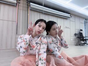 Song Min-gyeong Instagram - 앗! 민경이가 두명 !!
오늘 보문사 울 존경하는 도반님들과 행사 너무 즐겁게 했쥬!
사랑가득.. 따스하게 맞이해주셔서 정말😭
근데 행사장사진이 하나두 없다 ㅠㅠ 흑흑..

그리고 하나더,
오늘 또한 마중나와준 스위티들🫶🏻 사랑이 넘쳐흐른다!
최고다🫶🏻 내가 살아가는 이유♥️

#보문사 #석굴암 #불기2568