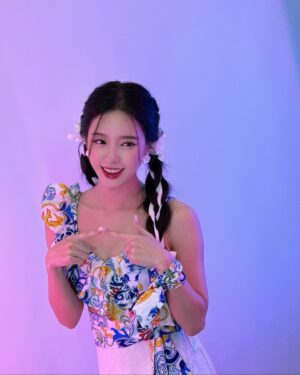Song Min-gyeong Instagram - 나 뭐하게~~~~~~ 👒 여름준비 !?? 💙
시워~~~~~~~언하고 행복한 주말 되세요 💜🩷🩵

주말엔 송민경의 ”아무튼트로트“ 하는날 📻
잊지 않으셨죠 ???

오후 2시-4시 bbs FM 101.9 !!

#아무튼트로트 #송민경 #여름 #시작