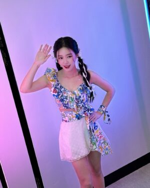 Song Min-gyeong Instagram - 나 뭐하게~~~~~~ 👒 여름준비 !?? 💙
시워~~~~~~~언하고 행복한 주말 되세요 💜🩷🩵

주말엔 송민경의 ”아무튼트로트“ 하는날 📻
잊지 않으셨죠 ???

오후 2시-4시 bbs FM 101.9 !!

#아무튼트로트 #송민경 #여름 #시작