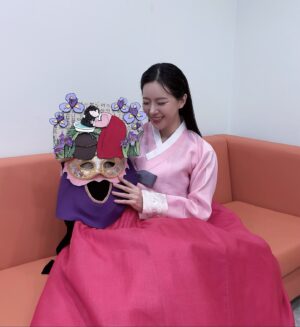 Song Min-gyeong Instagram - 복면가왕 ♥️ 즐겁고 소중한 무대를 또 만들어주셔서
모든분들 너무 감사드려요🙏🏻

“머릿결이 찰랑찰랑” 은 바로 송민경이었습니다 ㅎㅎ
머선일이고~!!!

항상 하는 말이 있어요
평생 여러분들 곁에서 ‘희노애락’을 함께하고
나무의 든든한 큰 밑둥이 되어 
늘 그자리에 어디 안가고 가만~히 있을테니,
웃고싶을때 울고싶을때 저에게 쉬어가시라구요 🌳

그런 “사람” 이 되고 싶습니다
가수건 배우이건 저는 여러분들께 늘 그런 존재가 되고 싶어요
늘 선한 영향력을 끼치고 싶어요

이렇게 한발한발 저도 열심히 나아갈게요
우리 평생 함께해요 🫣

언젠가 세상을 떠날때, 눈감을때
“인생아 고마웠다” 하고 눈감고 싶어서...

제가 좋아하는 노래라 방송에서 꼭 들려드리고 싶었는데
이렇게 빨리 기회가 와서 너무 좋았습니다.
진심을 전해드리고 싶어서 소중히 불러보았는데,
또 몇몇분께 전달이 된것 같아 기분이 좋습니다 ㅎㅎ

행여나 아쉬워 마세요~!
저의 이야기는계속 되니까요 ㅎㅎ

영상은 나중에 공유할게요 !
아직 공식 유투브에 올라오기 전이니깡 🫶🏻
이번 한주도 화잇티이이잉!!!

#복면가왕 #머릿결이찰랑찰랑 #송민경 #조항조
#인생아고마웠다 #명곡 #알고보니혼수상태 #머선일이고