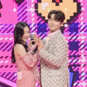 Song Min-gyeong Instagram - 오늘 “불타는장미단” 방송해요 🩷
오늘밤 9시 MBN 에서 !! 어떤 무대를 준비했을까요??

민수랑 열심히 준비한 무대~!
많이 많이 기대해주세요 🩷

p.s 으른이고 싶은 만두 😏

#불타는장미단 #mbn #박민수 #송민경 #민민남매