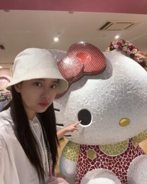 Song Min-gyeong Instagram - 즐거운 한주 시작~!!!!!!! 😝
🩷🤍🩷sweet big kitty~~~🤍🩷🤍 in #tokyo