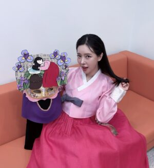Song Min-gyeong Instagram - 복면가왕 ♥️ 즐겁고 소중한 무대를 또 만들어주셔서
모든분들 너무 감사드려요🙏🏻

“머릿결이 찰랑찰랑” 은 바로 송민경이었습니다 ㅎㅎ
머선일이고~!!!

항상 하는 말이 있어요
평생 여러분들 곁에서 ‘희노애락’을 함께하고
나무의 든든한 큰 밑둥이 되어 
늘 그자리에 어디 안가고 가만~히 있을테니,
웃고싶을때 울고싶을때 저에게 쉬어가시라구요 🌳

그런 “사람” 이 되고 싶습니다
가수건 배우이건 저는 여러분들께 늘 그런 존재가 되고 싶어요
늘 선한 영향력을 끼치고 싶어요

이렇게 한발한발 저도 열심히 나아갈게요
우리 평생 함께해요 🫣

언젠가 세상을 떠날때, 눈감을때
“인생아 고마웠다” 하고 눈감고 싶어서...

제가 좋아하는 노래라 방송에서 꼭 들려드리고 싶었는데
이렇게 빨리 기회가 와서 너무 좋았습니다.
진심을 전해드리고 싶어서 소중히 불러보았는데,
또 몇몇분께 전달이 된것 같아 기분이 좋습니다 ㅎㅎ

행여나 아쉬워 마세요~!
저의 이야기는계속 되니까요 ㅎㅎ

영상은 나중에 공유할게요 !
아직 공식 유투브에 올라오기 전이니깡 🫶🏻
이번 한주도 화잇티이이잉!!!

#복면가왕 #머릿결이찰랑찰랑 #송민경 #조항조
#인생아고마웠다 #명곡 #알고보니혼수상태 #머선일이고