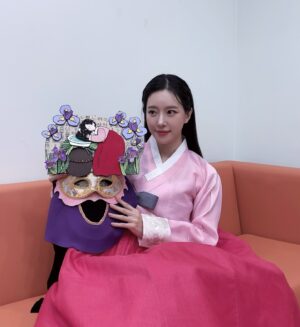 Song Min-gyeong Instagram - 복면가왕 ♥️ 즐겁고 소중한 무대를 또 만들어주셔서
모든분들 너무 감사드려요🙏🏻

“머릿결이 찰랑찰랑” 은 바로 송민경이었습니다 ㅎㅎ
머선일이고~!!!

항상 하는 말이 있어요
평생 여러분들 곁에서 ‘희노애락’을 함께하고
나무의 든든한 큰 밑둥이 되어 
늘 그자리에 어디 안가고 가만~히 있을테니,
웃고싶을때 울고싶을때 저에게 쉬어가시라구요 🌳

그런 “사람” 이 되고 싶습니다
가수건 배우이건 저는 여러분들께 늘 그런 존재가 되고 싶어요
늘 선한 영향력을 끼치고 싶어요

이렇게 한발한발 저도 열심히 나아갈게요
우리 평생 함께해요 🫣

언젠가 세상을 떠날때, 눈감을때
“인생아 고마웠다” 하고 눈감고 싶어서...

제가 좋아하는 노래라 방송에서 꼭 들려드리고 싶었는데
이렇게 빨리 기회가 와서 너무 좋았습니다.
진심을 전해드리고 싶어서 소중히 불러보았는데,
또 몇몇분께 전달이 된것 같아 기분이 좋습니다 ㅎㅎ

행여나 아쉬워 마세요~!
저의 이야기는계속 되니까요 ㅎㅎ

영상은 나중에 공유할게요 !
아직 공식 유투브에 올라오기 전이니깡 🫶🏻
이번 한주도 화잇티이이잉!!!

#복면가왕 #머릿결이찰랑찰랑 #송민경 #조항조
#인생아고마웠다 #명곡 #알고보니혼수상태 #머선일이고