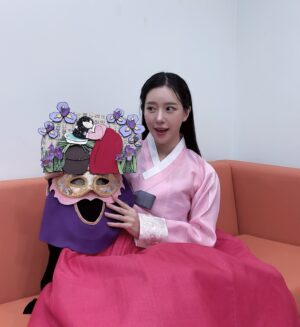 Song Min-gyeong Instagram - 복면가왕 ♥️ 즐겁고 소중한 무대를 또 만들어주셔서
모든분들 너무 감사드려요🙏🏻

“머릿결이 찰랑찰랑” 은 바로 송민경이었습니다 ㅎㅎ
머선일이고~!!!

항상 하는 말이 있어요
평생 여러분들 곁에서 ‘희노애락’을 함께하고
나무의 든든한 큰 밑둥이 되어 
늘 그자리에 어디 안가고 가만~히 있을테니,
웃고싶을때 울고싶을때 저에게 쉬어가시라구요 🌳

그런 “사람” 이 되고 싶습니다
가수건 배우이건 저는 여러분들께 늘 그런 존재가 되고 싶어요
늘 선한 영향력을 끼치고 싶어요

이렇게 한발한발 저도 열심히 나아갈게요
우리 평생 함께해요 🫣

언젠가 세상을 떠날때, 눈감을때
“인생아 고마웠다” 하고 눈감고 싶어서...

제가 좋아하는 노래라 방송에서 꼭 들려드리고 싶었는데
이렇게 빨리 기회가 와서 너무 좋았습니다.
진심을 전해드리고 싶어서 소중히 불러보았는데,
또 몇몇분께 전달이 된것 같아 기분이 좋습니다 ㅎㅎ

행여나 아쉬워 마세요~!
저의 이야기는계속 되니까요 ㅎㅎ

영상은 나중에 공유할게요 !
아직 공식 유투브에 올라오기 전이니깡 🫶🏻
이번 한주도 화잇티이이잉!!!

#복면가왕 #머릿결이찰랑찰랑 #송민경 #조항조
#인생아고마웠다 #명곡 #알고보니혼수상태 #머선일이고