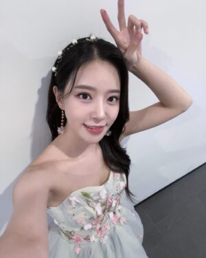 Song Min-gyeong Instagram - 미스코리아 강원 선발대회 🤍
너무너무 눈부셨던 하루 🫣

무대 뒤에서 미코 후보분들을 보는내내,
얼마나 떨릴까 얼마나 힘들게 준비를 많이 했을까..
같이 긴장하면서 지켜보았다

오늘 뵌 모든 분들의 앞날이 찬란하게 빛나길..
후보분들 모두 관객분들 모두 행복한 인생이 기다리고 있길..
간절히 바라면서 무대에 섰다 🤍

사진은 발랄하게!  #발랄민경 #도파민경

#미스코리아 #미스코리아강원 #양양 #송민경