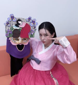 Song Min-gyeong Instagram - 복면가왕 ♥️ 즐겁고 소중한 무대를 또 만들어주셔서
모든분들 너무 감사드려요🙏🏻

“머릿결이 찰랑찰랑” 은 바로 송민경이었습니다 ㅎㅎ
머선일이고~!!!

항상 하는 말이 있어요
평생 여러분들 곁에서 ‘희노애락’을 함께하고
나무의 든든한 큰 밑둥이 되어 
늘 그자리에 어디 안가고 가만~히 있을테니,
웃고싶을때 울고싶을때 저에게 쉬어가시라구요 🌳

그런 “사람” 이 되고 싶습니다
가수건 배우이건 저는 여러분들께 늘 그런 존재가 되고 싶어요
늘 선한 영향력을 끼치고 싶어요

이렇게 한발한발 저도 열심히 나아갈게요
우리 평생 함께해요 🫣

언젠가 세상을 떠날때, 눈감을때
“인생아 고마웠다” 하고 눈감고 싶어서...

제가 좋아하는 노래라 방송에서 꼭 들려드리고 싶었는데
이렇게 빨리 기회가 와서 너무 좋았습니다.
진심을 전해드리고 싶어서 소중히 불러보았는데,
또 몇몇분께 전달이 된것 같아 기분이 좋습니다 ㅎㅎ

행여나 아쉬워 마세요~!
저의 이야기는계속 되니까요 ㅎㅎ

영상은 나중에 공유할게요 !
아직 공식 유투브에 올라오기 전이니깡 🫶🏻
이번 한주도 화잇티이이잉!!!

#복면가왕 #머릿결이찰랑찰랑 #송민경 #조항조
#인생아고마웠다 #명곡 #알고보니혼수상태 #머선일이고