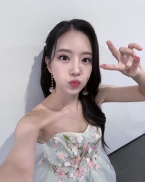 Song Min-gyeong Instagram - 미스코리아 강원 선발대회 🤍
너무너무 눈부셨던 하루 🫣

무대 뒤에서 미코 후보분들을 보는내내,
얼마나 떨릴까 얼마나 힘들게 준비를 많이 했을까..
같이 긴장하면서 지켜보았다

오늘 뵌 모든 분들의 앞날이 찬란하게 빛나길..
후보분들 모두 관객분들 모두 행복한 인생이 기다리고 있길..
간절히 바라면서 무대에 섰다 🤍

사진은 발랄하게!  #발랄민경 #도파민경

#미스코리아 #미스코리아강원 #양양 #송민경