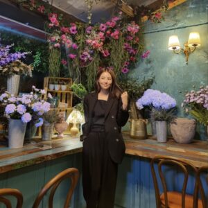 Song Min-ji Instagram - 로데오가 요즘 핫하다지??

#압구정맘마미아카페#ootd #일상아님