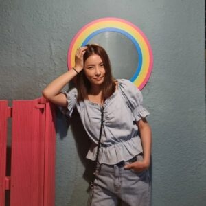 Song Min-ji Instagram - 셋트장같은 홍대커피숍앞에서..
미조랑찬영이랑 경찰서가는씬찍는다고 근처서 기다리렸는데 이날 더웠었나보다.반팔입고있네.
시간 참 빠르다.