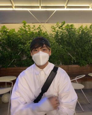 Song Yu-vin Instagram - 대체 위에선 왜 찍는 거야?🤷 .
#그래
#사진만잘나오면돼
#고마워