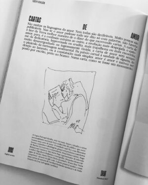 Sónia Balacó Instagram - A @vogueportugal pediu-me que escrevesse uma carta de amor e aconteceu isto:

Deixei de lavar a loiça em 1983, mesmo antes da revolução. Havia coisas mais importantes a fazer, nenhum tempo a desperdiçar, zero refeições em casa. Tu costumavas inventar maneiras de a reutilizar, e nós íamos comendo de pratos semi-sujos, com talheres lambidos e os mesmos copos, espalhados por aí. Vibrávamos com ideias e o futuro a ser inventado perante os nossos olhos, atrás dos nossos olhos. Éramos sonhadores, crentes, inovadores a caminho da idade adulta, o que quer que fosse que isso significasse. Correr para casa escadas acima de madrugada para infelicidade dos vizinhos, arte, sempre a arte, citações de um livro que me faziam chorar, o mesmo filme que sabíamos de cor em repeat na televisão, discos, os Beatles, histórias das vidas dos nossos heróis romantizadas pelo tempo e pela nossa inexperiência. A vida era um sonho a revelar-se para nós. O tempo não importava, era eterno, com infinitas oportunidades e possibilidades. O mundo ainda ia ser nosso. Era nosso. Éramos livres e nunca íamos morrer.
Os trintas chegaram como uma piada e com eles a consciência da morte, da passagem do tempo e escolhas e oportunidades limitadas. Tu casaste. Eu endoideci. A arte tornou-se uma coisa séria. O tempo a passar. O que faríamos dele? Filmes. Livros. Música. A revolução não aconteceu mas ficou em nós, em tudo o que fazíamos. Nós tornámo-nos a revolução. O mundo ficou mais pequeno, tirámos os óculos de sol, ideais misturados com dever e contas. Começámos a lavar a loiça. A meter o lixo na rua. A ir para a cama antes da meia-noite. Tornámo-nos adultos. Tu arranjaste trabalho como escritor, eu tornei-me artista. Dávamos as mãos através do grande lago, éramos irmãos, nas nossas almas a marca da revolução, a crença no poder maior da arte e na honestidade. Ainda tínhamos o mesmo sonho em comum, ainda desejávamos as mesmas coisas. Continuámos jovens enquanto corríamos para os quarentas. Mantivemo-nos fiéis a nós mesmos. Acho que alcançámos o sucesso. Acho que é isso que alcançar o sucesso significa: nunca nos perdermos na selva da cidade grande. […]