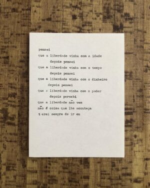 Sónia Balacó Instagram - Dactilografado em 2015, quando andava ainda à procura em mim do livro que se viria a chamar “CONSTELAÇÃO” e a pensar a sua organização. Que este poema se tenha tornado um símbolo para este dia é das coisas mais comoventes e inesperadas que a poesia me trouxe. Obrigada a todos pelas partilhas. Que nos continuemos a lembrar de ir, tomando nada como garantido. 25 de Abril sempre! ❤️