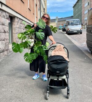 Sonja Kailassaari Instagram - Peikonlehteä ulkoiluttamassa.

📷 @chili_con_kaarle