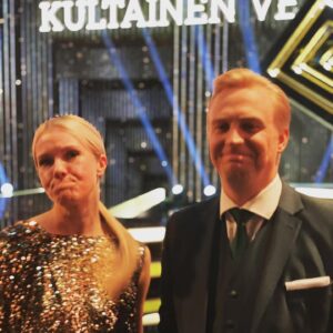 Sonja Kailassaari Instagram - Mahtavaa että Efter Nio sai Kultaisen Venla -ehdokkuuden!!! Nyt meillä on vihdoin mahdollisuus ottaa meistä parempi kuva kuin viime vuonna!!!

Ehdokkuus on oikeasti ihan super juttu ja olen siitä todella onnellinen koko meidän mahtavan toimituksen puolesta!!! Meillä menossa jo kahdeksas vuosi täynnä unohtumattomia vieraita ja hetkiä ❤️
Jee @jannegronroos 🥳🥳🥳