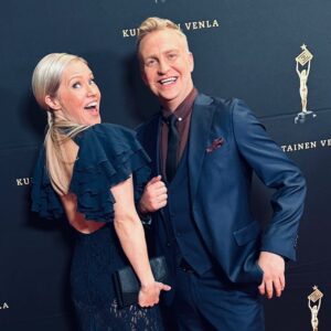 Sonja Kailassaari Instagram - Eilen gaalailtiin 🥳 Ehdokkuus vuoden keskusteluohjelmasta merkitsi meille tosi paljon ja oli hienoa päästä juhlia viime vuoden tv tarjontaa! Onnea voittajille, hyvä Joonas Nordman! Ja onneksi olkoon @tanssiitahtienkanssa voitosta! Kiitos että sain olla mukana. Unohtumaton vuosi.

Tack för än ett år av Efter Nio @jannegronroos. Låt oss fortsätta på samma sätt 😍

Kiitos @loviacollection laukun lainasta
Mekko on TTKsta ja @malin.elmvik käsialaa ❤️
MUAH @makeupannerautio